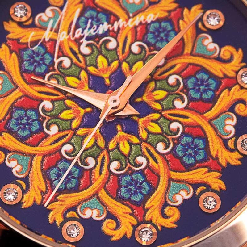 Dettaglio orologio con maiolica stile siciliano